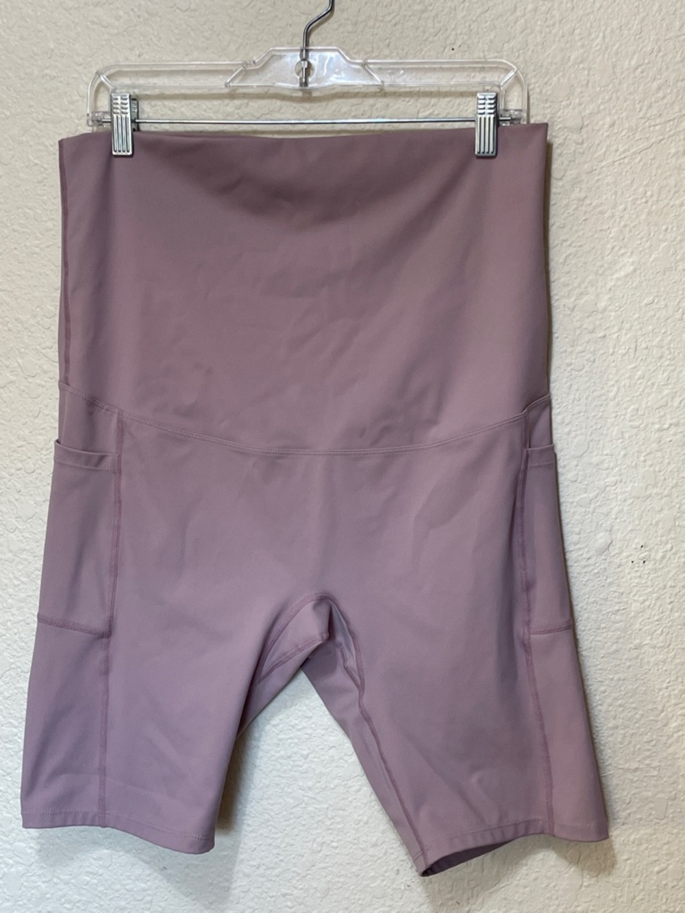 Poshdivah Womens Tan Yoga Shorts With Side Pockets. Good Condition. Size XL.